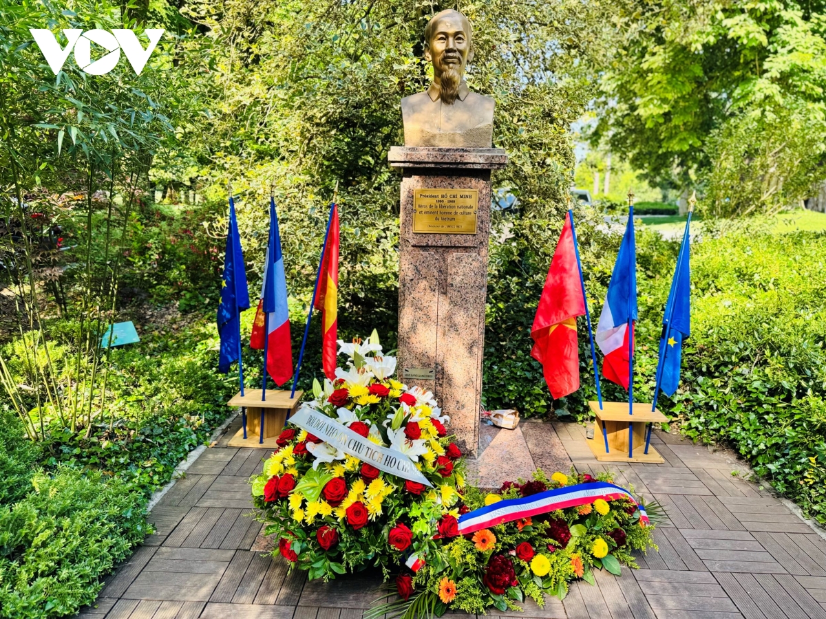 Dâng hoa tưởng niệm Chủ tịch Hồ Chí Minh tại Montreuil, Pháp