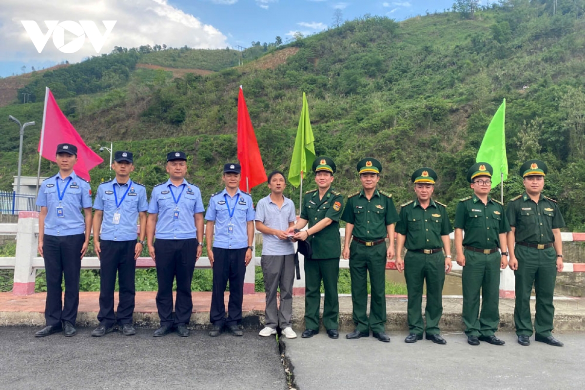 cán bộ biên phòng lai châu trả lại đồ đánh rơi cho du khách trung quốc hình ảnh 2 can bo bien phong lai chau tra lai do danh roi cho du khach trung quoc hinh anh 2