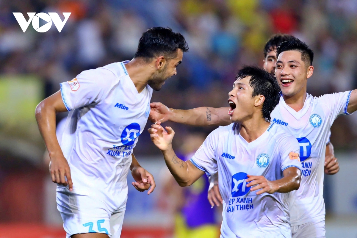 vòng 23 v-league 2024 2025 nam Định phất cờ, hà nội fc níu kéo cơ hội hình ảnh 1 vong 23 v-league 2024 2025 nam Dinh phat co, ha noi fc niu keo co hoi hinh anh 1