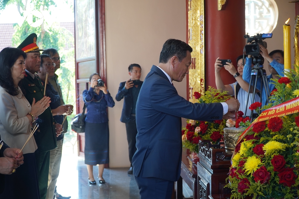 cộng đồng người việt tại lào dâng hương tưởng niệm chủ tịch hồ chí minh hình ảnh 1 cong dong nguoi viet tai lao dang huong tuong niem chu tich ho chi minh hinh anh 1