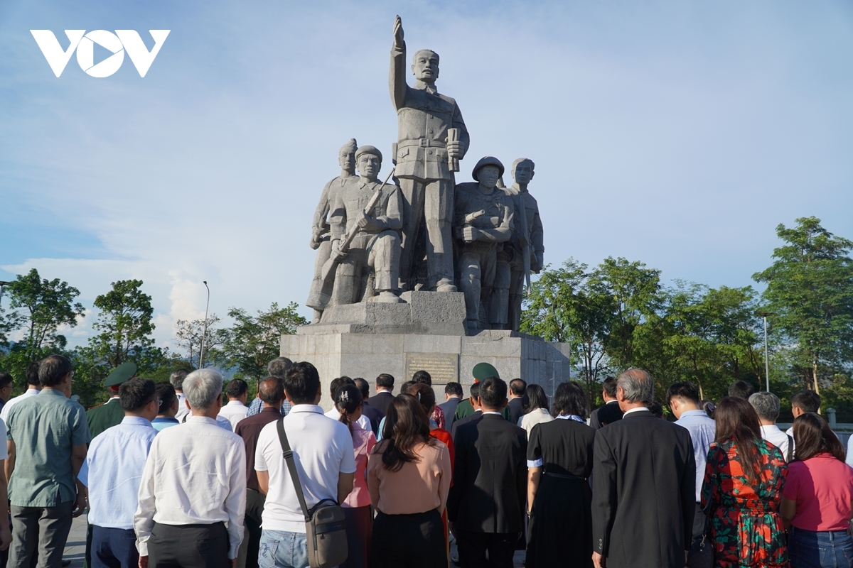 cộng đồng người việt tại lào dâng hương tưởng niệm chủ tịch hồ chí minh hình ảnh 6 cong dong nguoi viet tai lao dang huong tuong niem chu tich ho chi minh hinh anh 6
