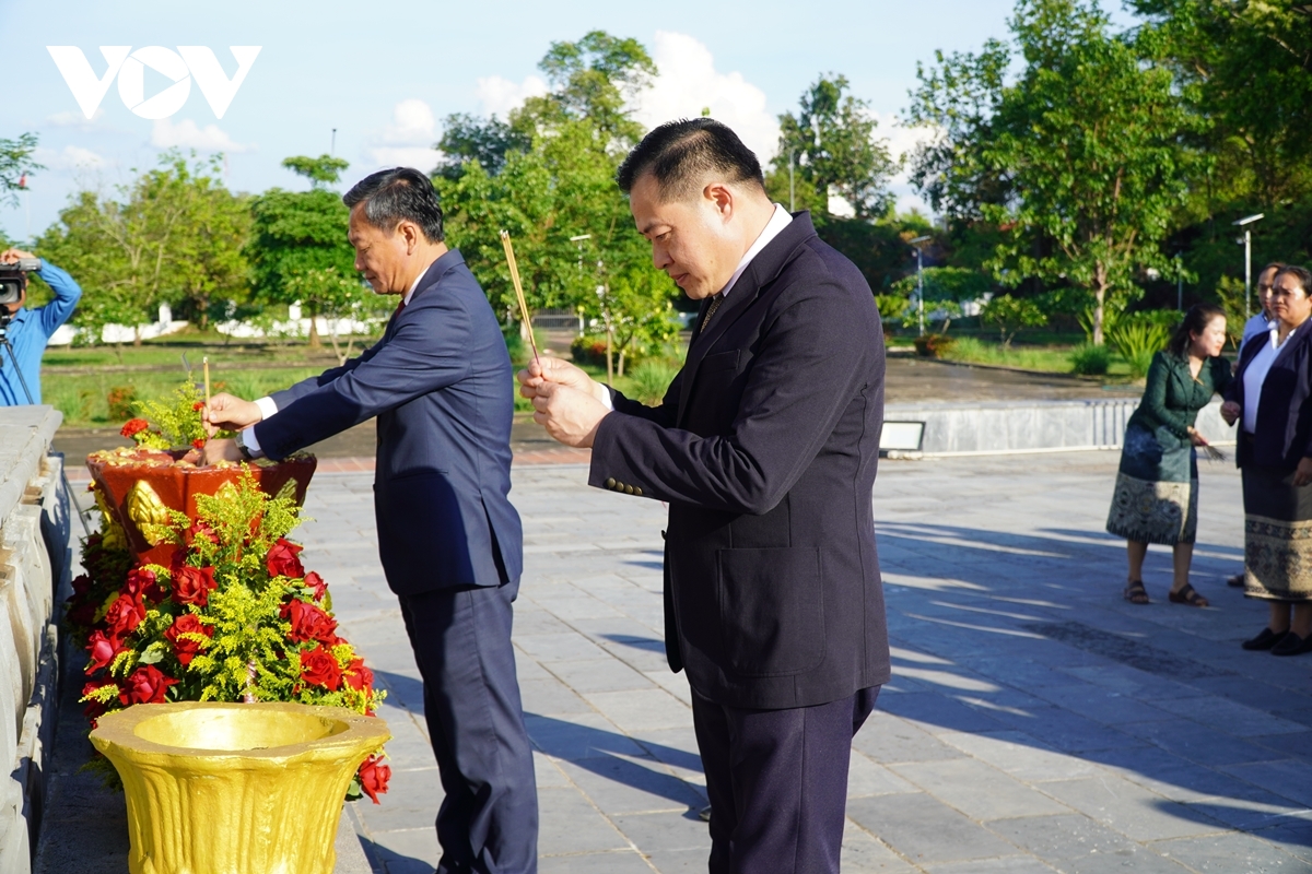 cộng đồng người việt tại lào dâng hương tưởng niệm chủ tịch hồ chí minh hình ảnh 5 cong dong nguoi viet tai lao dang huong tuong niem chu tich ho chi minh hinh anh 5