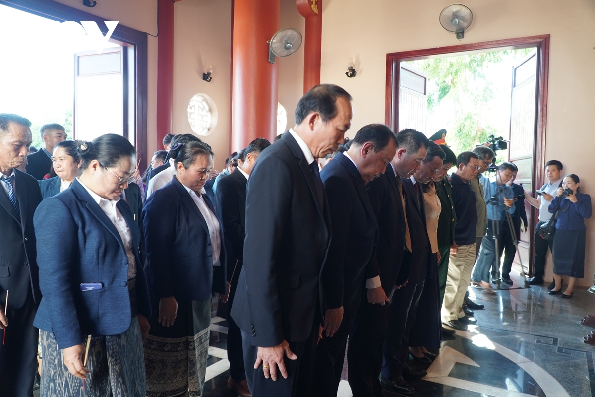 cộng đồng người việt tại lào dâng hương tưởng niệm chủ tịch hồ chí minh hình ảnh 2 cong dong nguoi viet tai lao dang huong tuong niem chu tich ho chi minh hinh anh 2