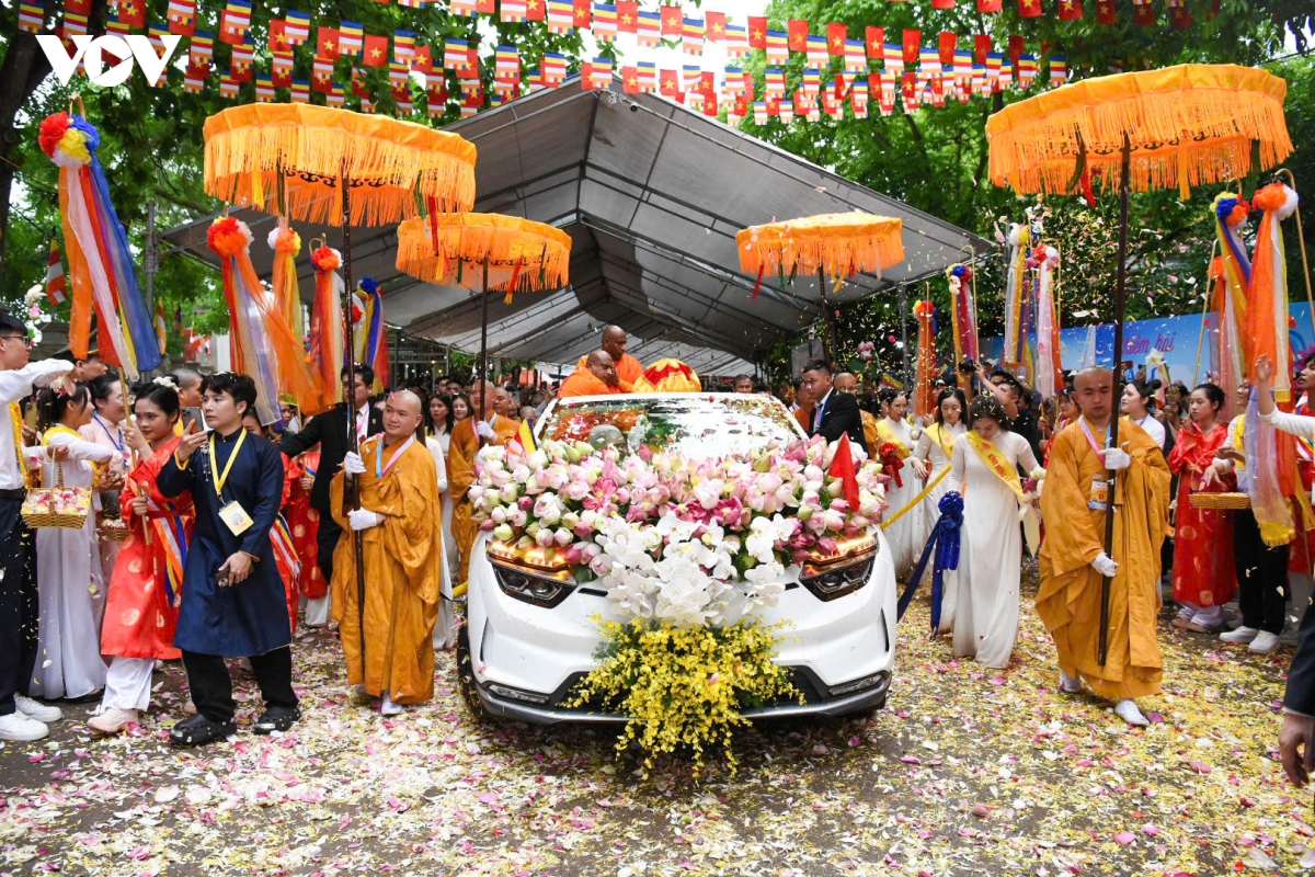 Doi mua don xa loi Duc phat tai chua phuc son, bac giang hinh anh 1