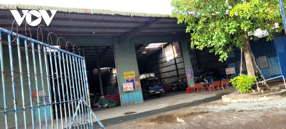 Cơ sở pha trộn phân bón bốc mùi làm đảo lộn cuộc sống người dân ở Tiền Giang