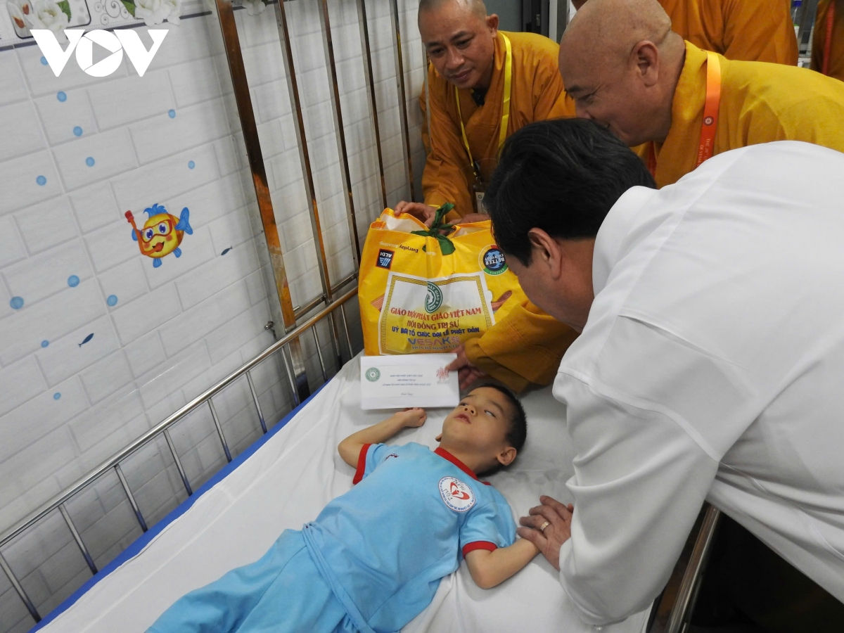 tặng hàng trăm suất quà cho trẻ em khuyết tật nhân Đại lễ vesak 2025 hình ảnh 1 tang hang tram suat qua cho tre em khuyet tat nhan Dai le vesak 2025 hinh anh 1