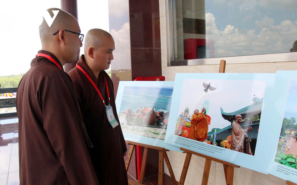 Khách tham dự Vesak 2025 hào hứng với triển lãm về Chùa Việt