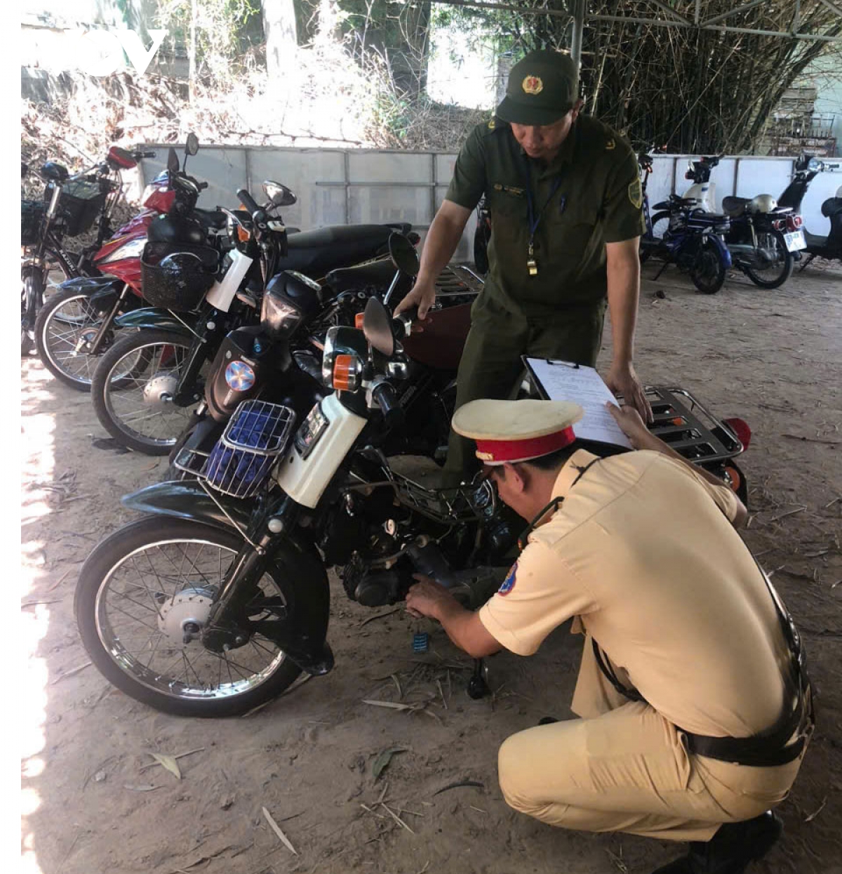 cảnh sát giao thông bình dương điểm danh hàng trăm học sinh vi phạm hình ảnh 2 canh sat giao thong binh duong diem danh hang tram hoc sinh vi pham hinh anh 2