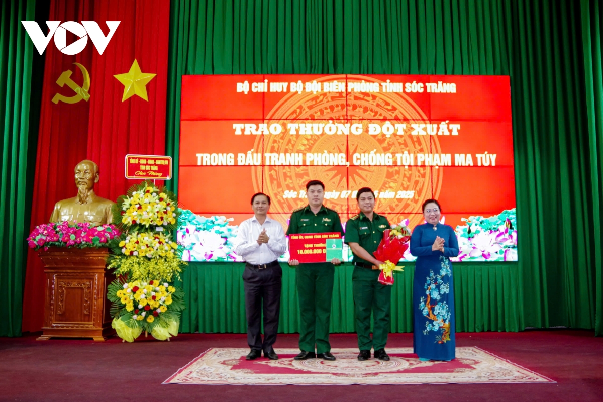 Trao thưởng cá nhân, tập thể có thành tích đấu tranh phòng, chống tội phạm ma túy