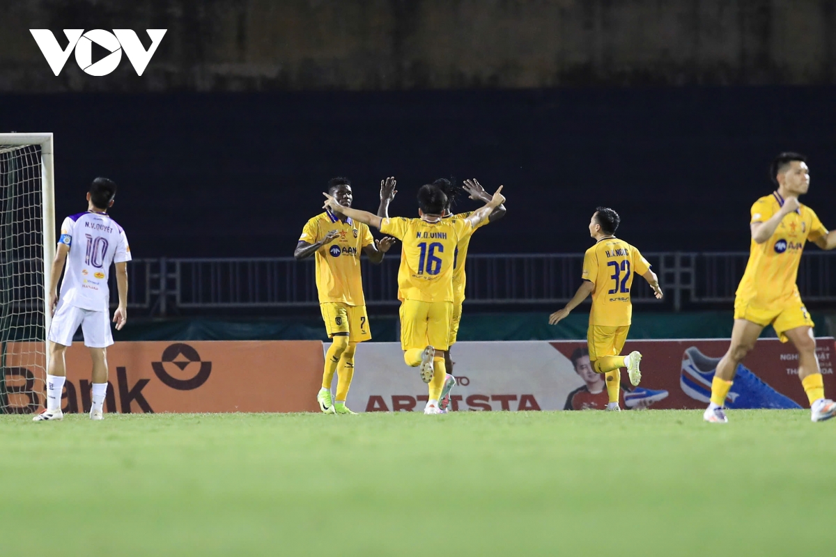 ha noi fc thang nhoc slna, thu mon bui tien dung ghi ban giup Da nang thang tran hinh anh 38