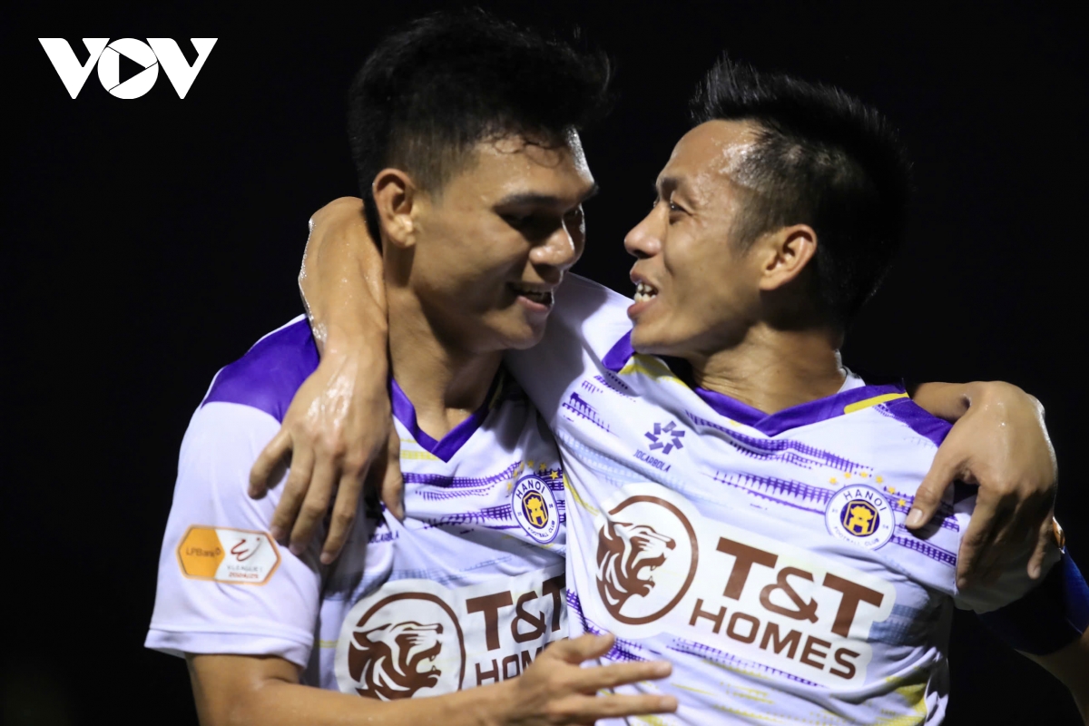 ha noi fc thang nhoc slna, thu mon bui tien dung ghi ban giup Da nang thang tran hinh anh 42