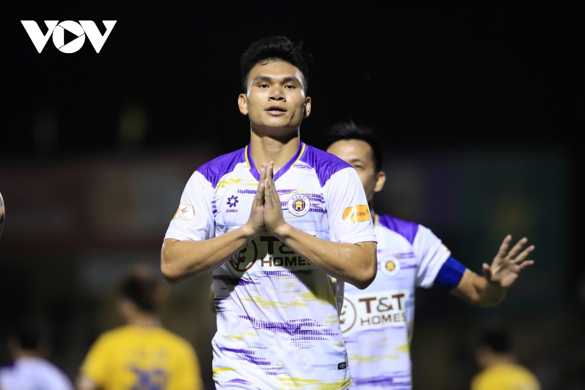 ha noi fc thang nhoc slna, thu mon bui tien dung ghi ban giup Da nang thang tran hinh anh 41