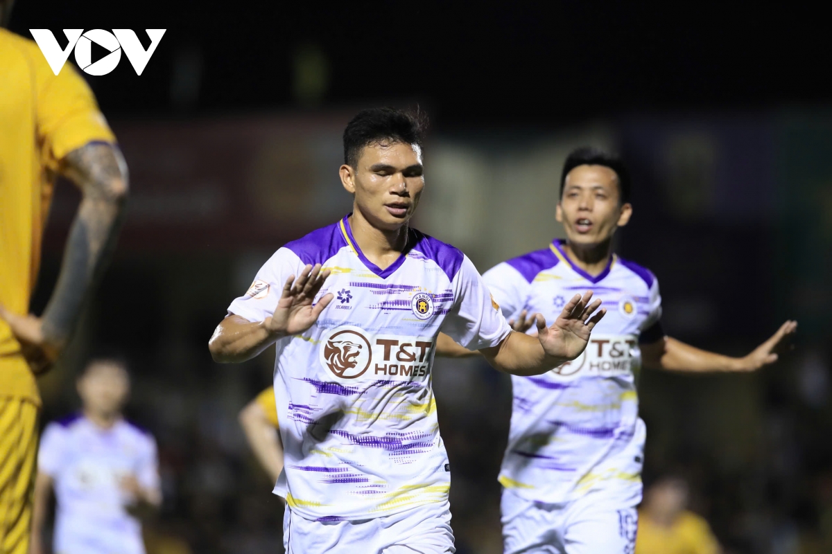 ha noi fc thang nhoc slna, thu mon bui tien dung ghi ban giup Da nang thang tran hinh anh 40