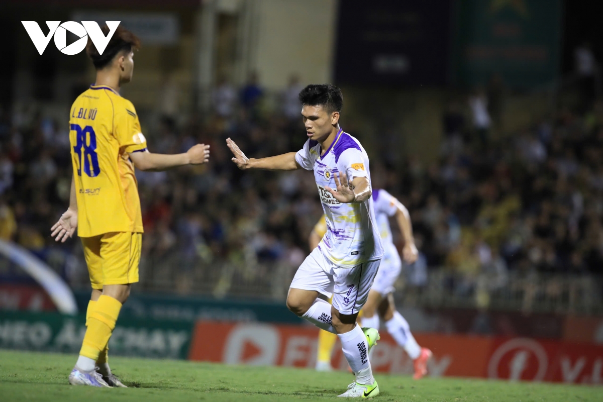 ha noi fc thang nhoc slna, thu mon bui tien dung ghi ban giup Da nang thang tran hinh anh 39