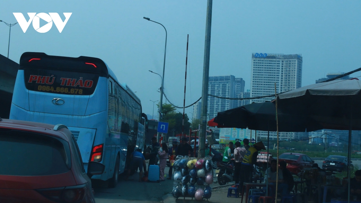 xe khách ngang nhiên lập bến trên đường phạm hùng cơ quan chức năng ở đâu hình ảnh 1 xe khach ngang nhien lap ben tren duong pham hung co quan chuc nang o dau hinh anh 1
