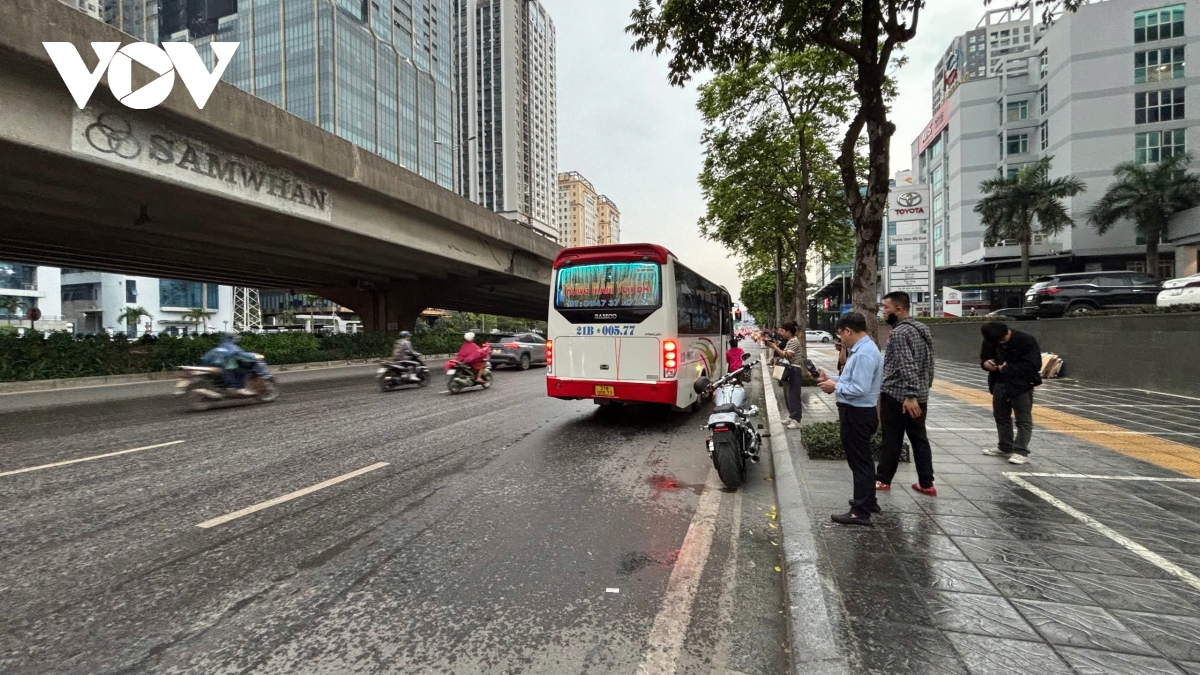 xe khách ngang nhiên lập bến trên đường phạm hùng cơ quan chức năng ở đâu hình ảnh 2 xe khach ngang nhien lap ben tren duong pham hung co quan chuc nang o dau hinh anh 2