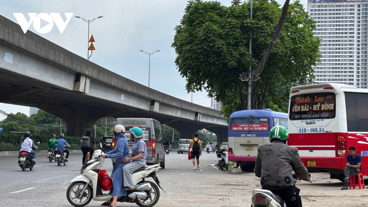 xe khách ngang nhiên lập bến trên đường phạm hùng cơ quan chức năng ở đâu hình ảnh 11 xe khach ngang nhien lap ben tren duong pham hung co quan chuc nang o dau hinh anh 11