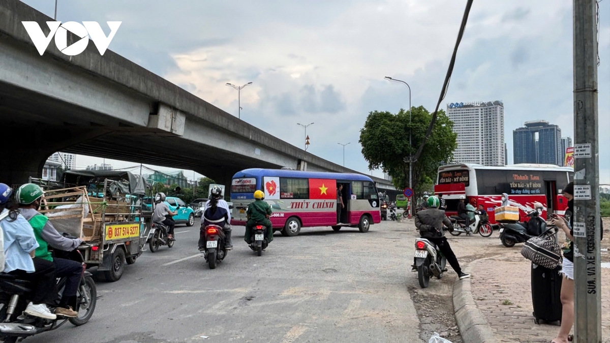 xe khách ngang nhiên lập bến trên đường phạm hùng cơ quan chức năng ở đâu hình ảnh 8 xe khach ngang nhien lap ben tren duong pham hung co quan chuc nang o dau hinh anh 8