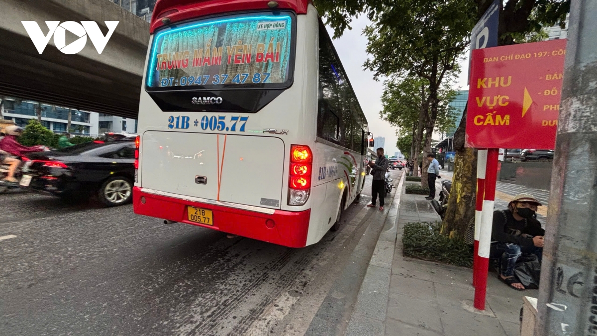 xe khách ngang nhiên lập bến trên đường phạm hùng cơ quan chức năng ở đâu hình ảnh 6 xe khach ngang nhien lap ben tren duong pham hung co quan chuc nang o dau hinh anh 6