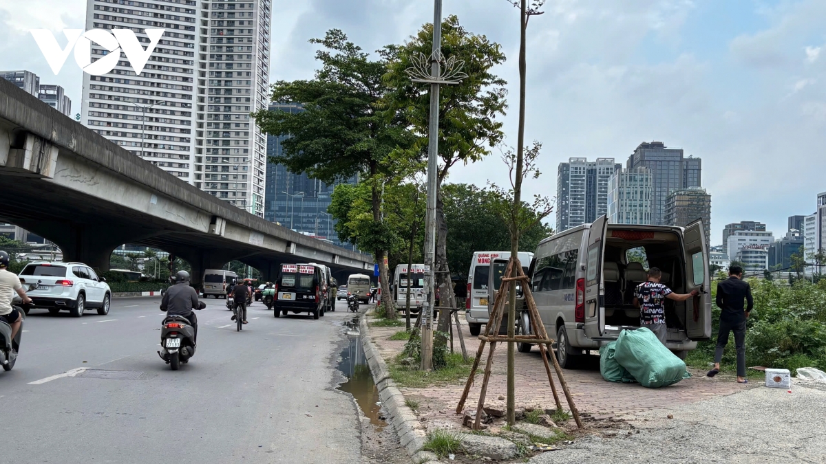 xe khách ngang nhiên lập bến trên đường phạm hùng cơ quan chức năng ở đâu hình ảnh 5 xe khach ngang nhien lap ben tren duong pham hung co quan chuc nang o dau hinh anh 5