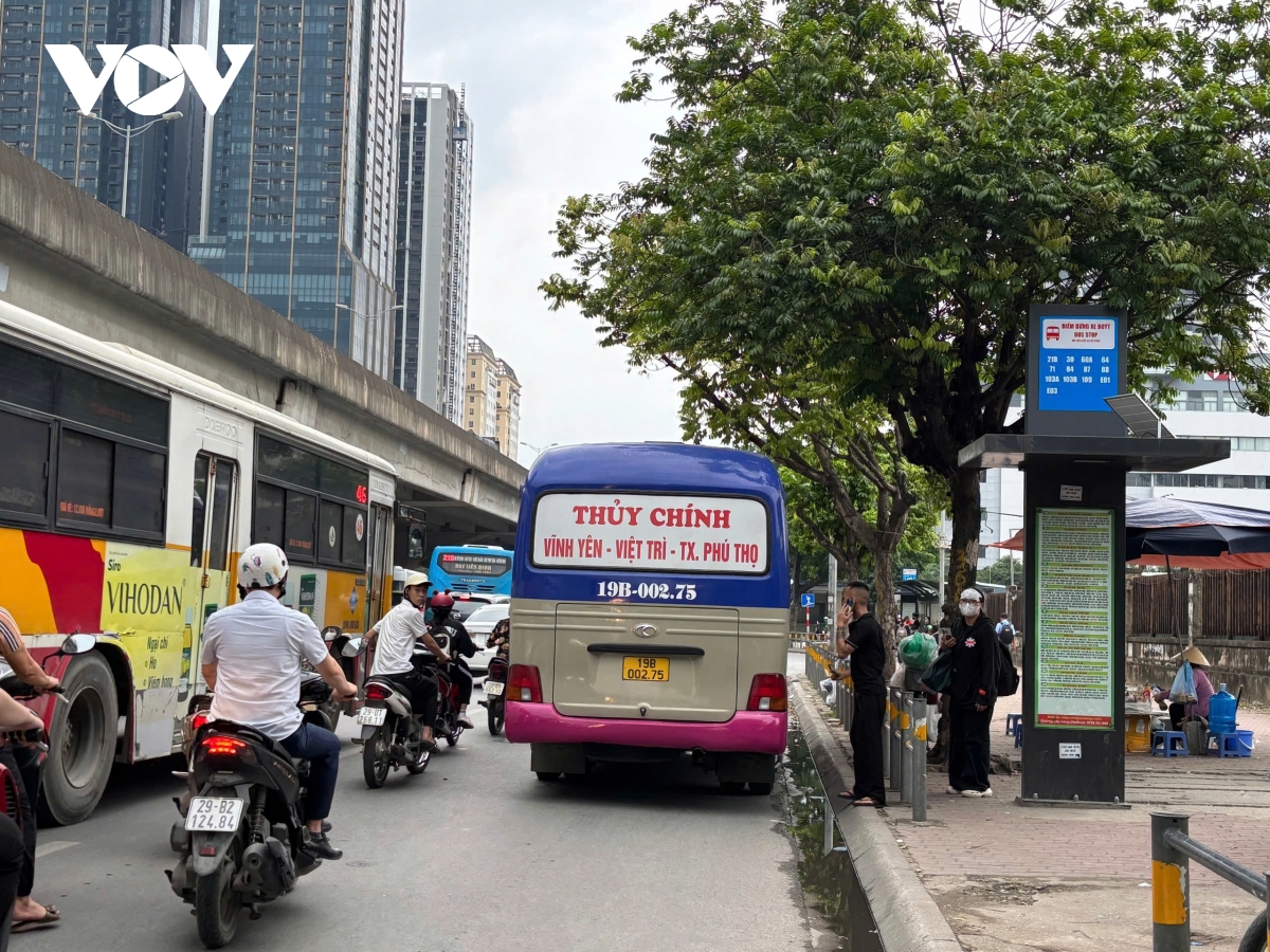 xe khách ngang nhiên lập bến trên đường phạm hùng cơ quan chức năng ở đâu hình ảnh 4 xe khach ngang nhien lap ben tren duong pham hung co quan chuc nang o dau hinh anh 4