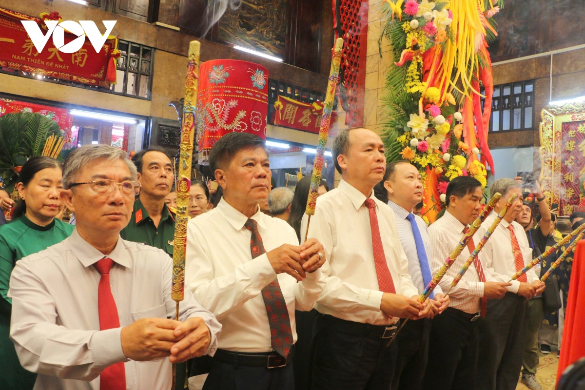 hang ngan du khach va nguoi dan ruoc tuong ba chua xu nui sam o an giang hinh anh 10 hang ngan du khach va nguoi dan ruoc tuong ba chua xu nui sam o an giang hinh anh 10