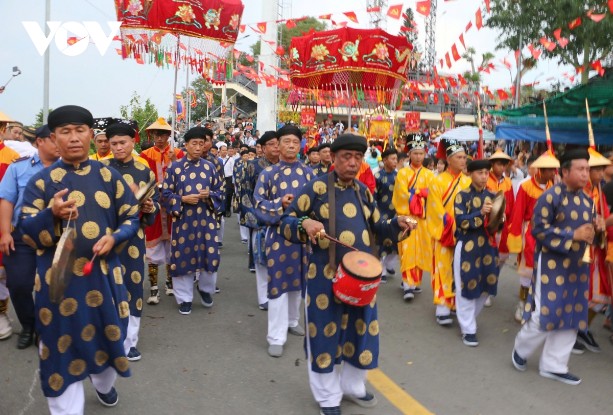 hang ngan du khach va nguoi dan ruoc tuong ba chua xu nui sam o an giang hinh anh 4 hang ngan du khach va nguoi dan ruoc tuong ba chua xu nui sam o an giang hinh anh 4