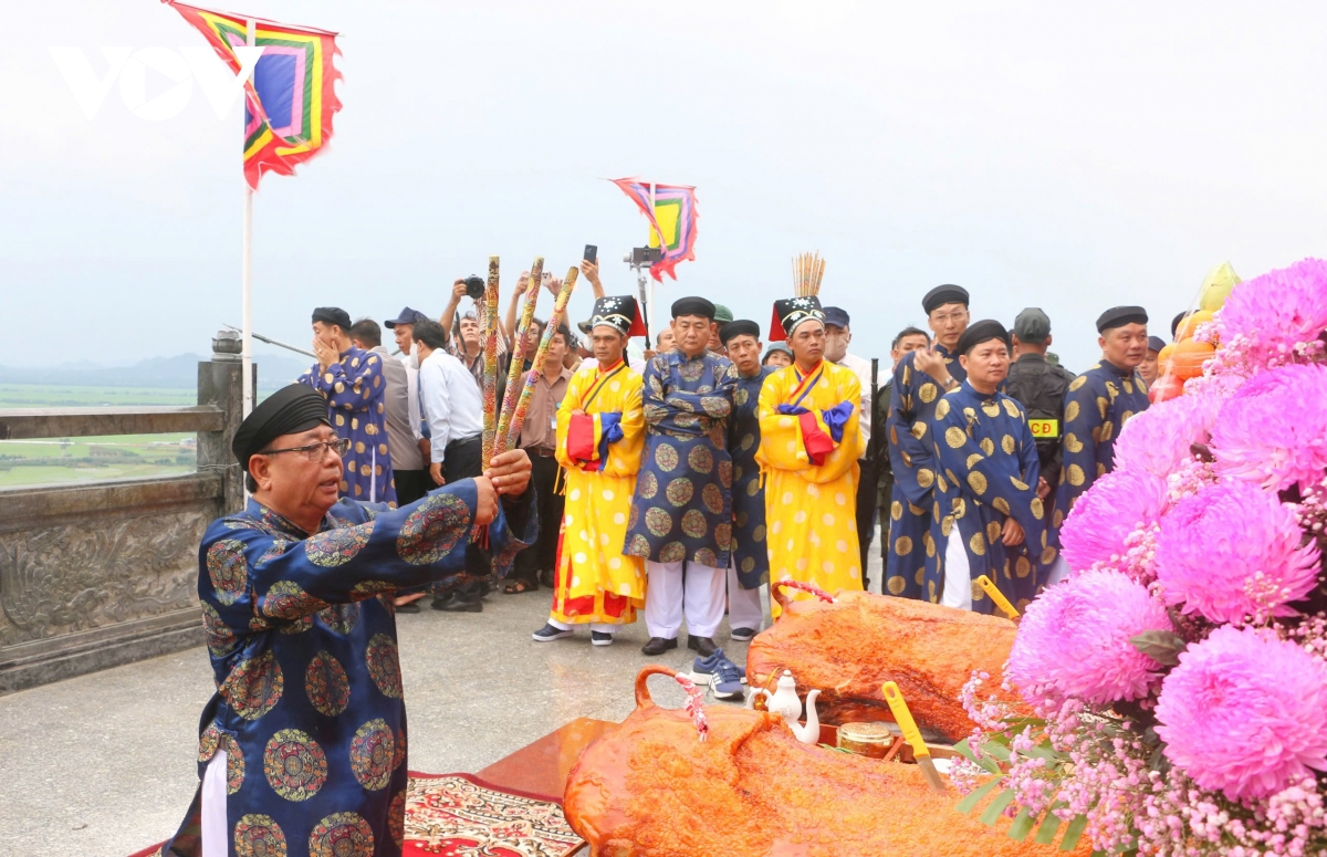 hang ngan du khach va nguoi dan ruoc tuong ba chua xu nui sam o an giang hinh anh 3 hang ngan du khach va nguoi dan ruoc tuong ba chua xu nui sam o an giang hinh anh 3