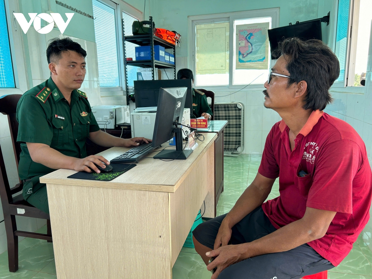 ngu dan keo luoi phat hien vat the giong qua bom o tien giang hinh anh 2