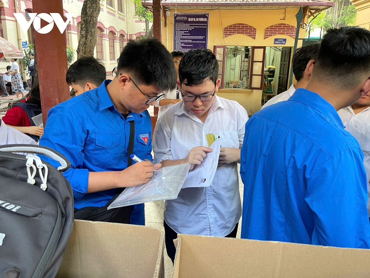 Tiếp sức mùa thi: Sắc xanh của niềm tin và sẻ chia