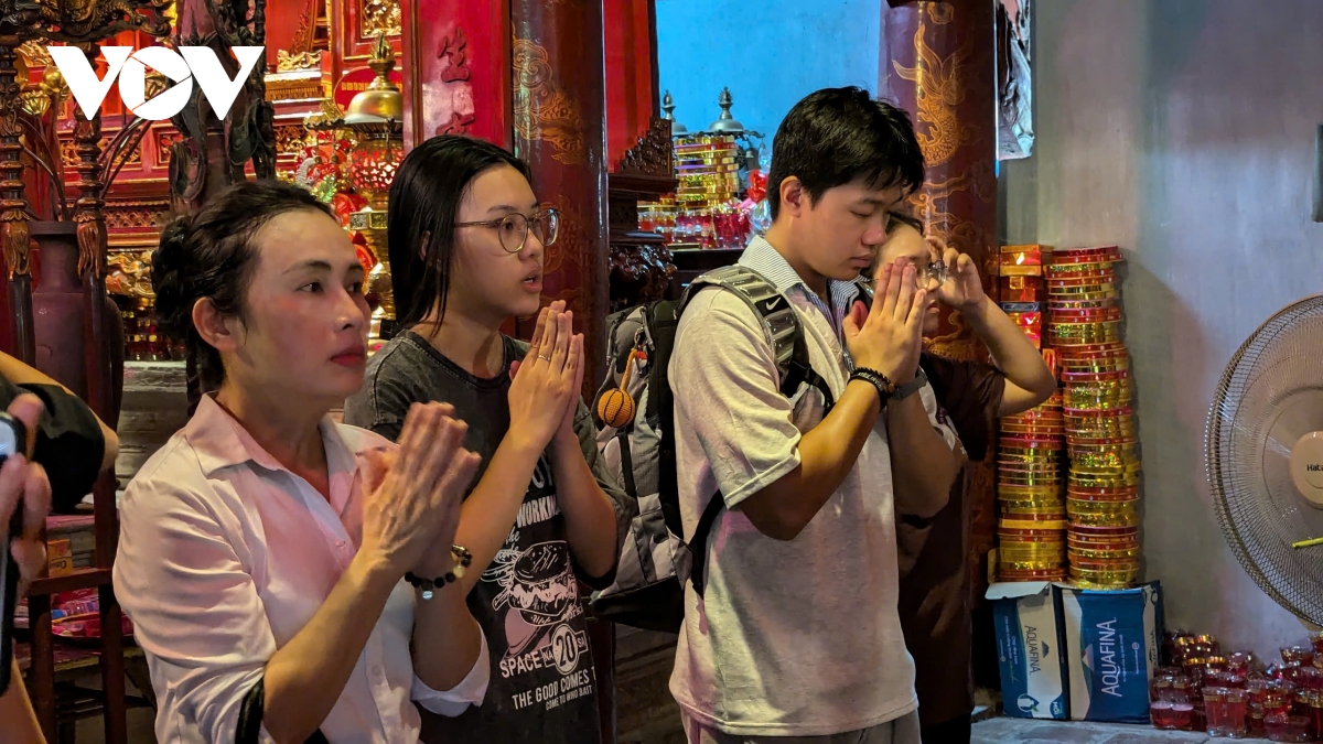 sỹ tử đổ về văn miếu cầu may trước kỳ thi quan trọng hình ảnh 5 sy tu do ve van mieu cau may truoc ky thi quan trong hinh anh 5