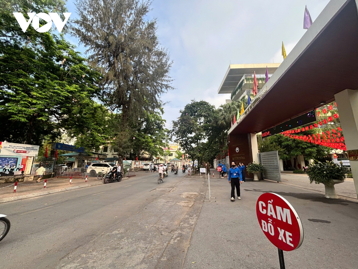 nhung thi sinh dau tien da co mat lam thu tuc thi vao lop 10 tai ha noi hinh anh 1