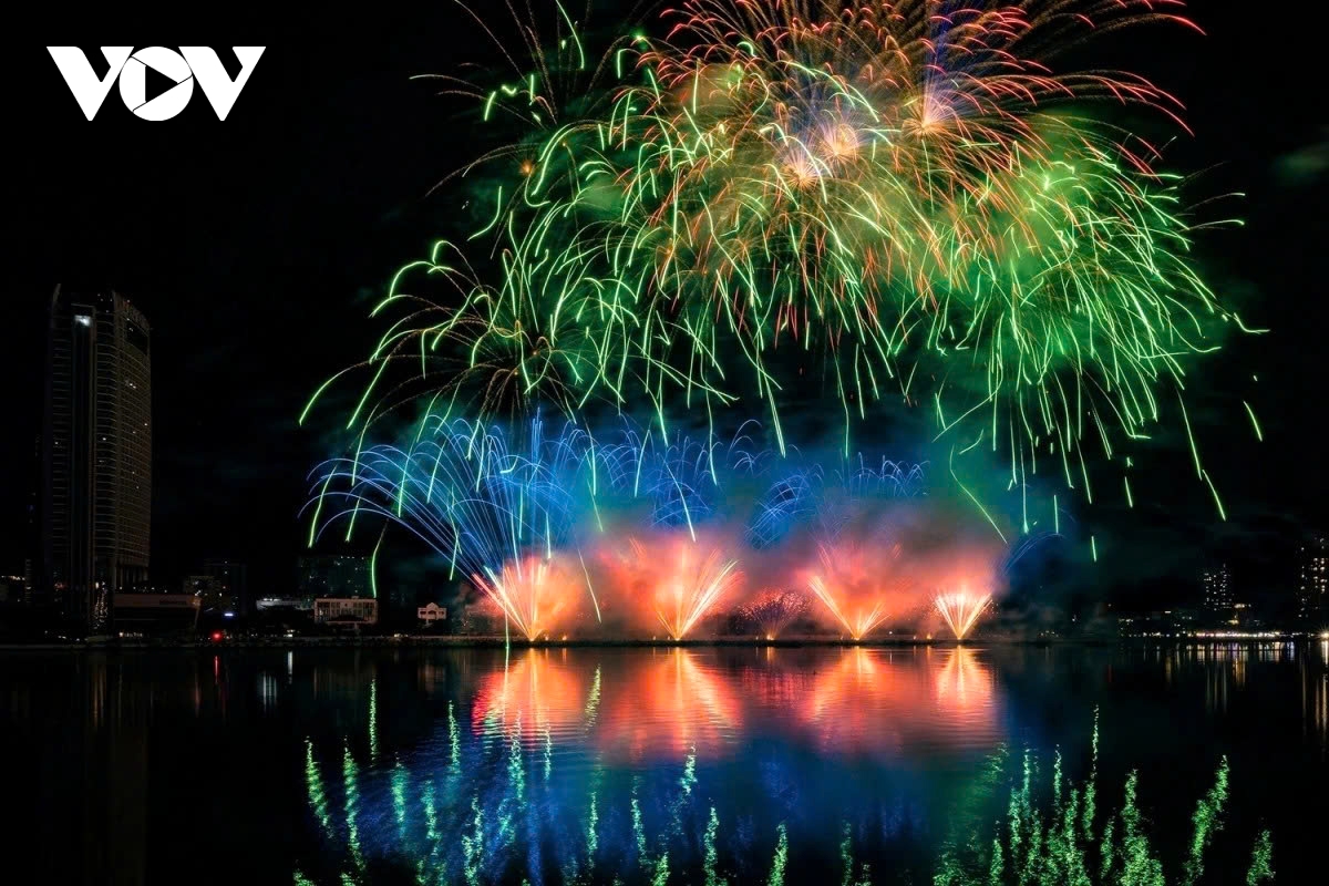 hosts da nang deliver stunning fireworks display at diff 2025 picture 1 hosts da nang deliver stunning fireworks display at diff 2025 picture 1