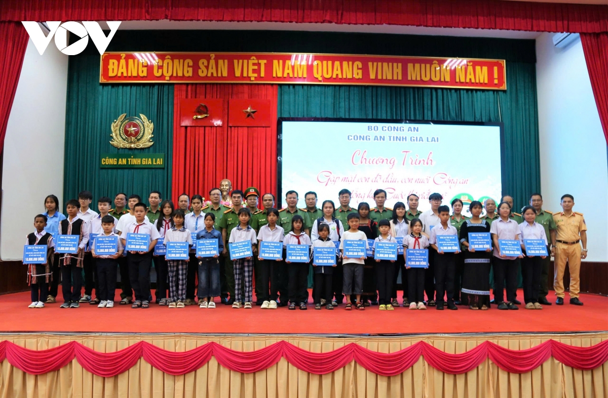 công an tỉnh gia lai gặp mặt, tặng sổ tiết kiệm cho 28 con nuôi , con đỡ đầu hình ảnh 2 cong an tinh gia lai gap mat, tang so tiet kiem cho 28 con nuoi , con do dau hinh anh 2