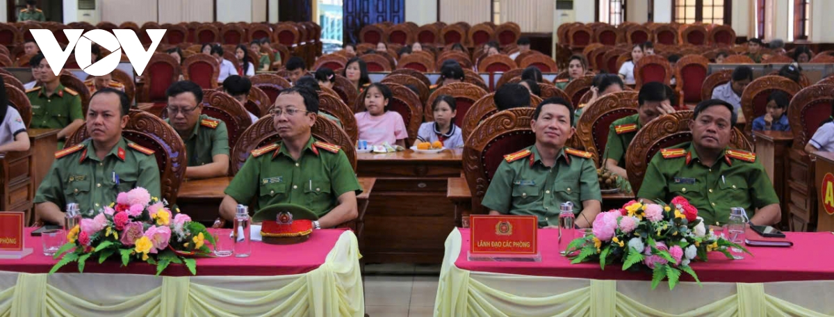 công an tỉnh gia lai gặp mặt, tặng sổ tiết kiệm cho 28 con nuôi , con đỡ đầu hình ảnh 1 cong an tinh gia lai gap mat, tang so tiet kiem cho 28 con nuoi , con do dau hinh anh 1