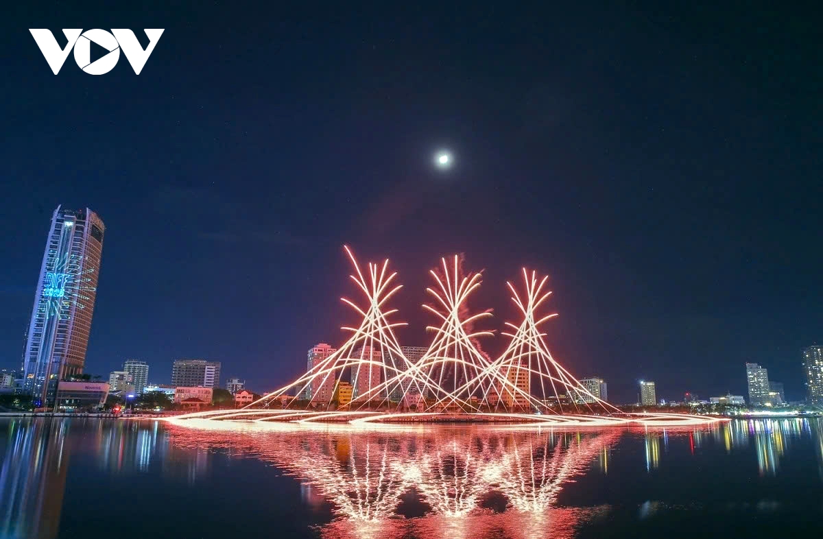hosts da nang deliver stunning fireworks display at diff 2025 picture 10 hosts da nang deliver stunning fireworks display at diff 2025 picture 10