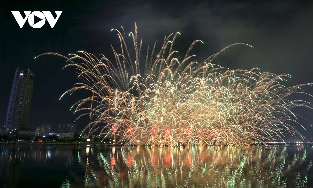 hosts da nang deliver stunning fireworks display at diff 2025 picture 11 hosts da nang deliver stunning fireworks display at diff 2025 picture 11