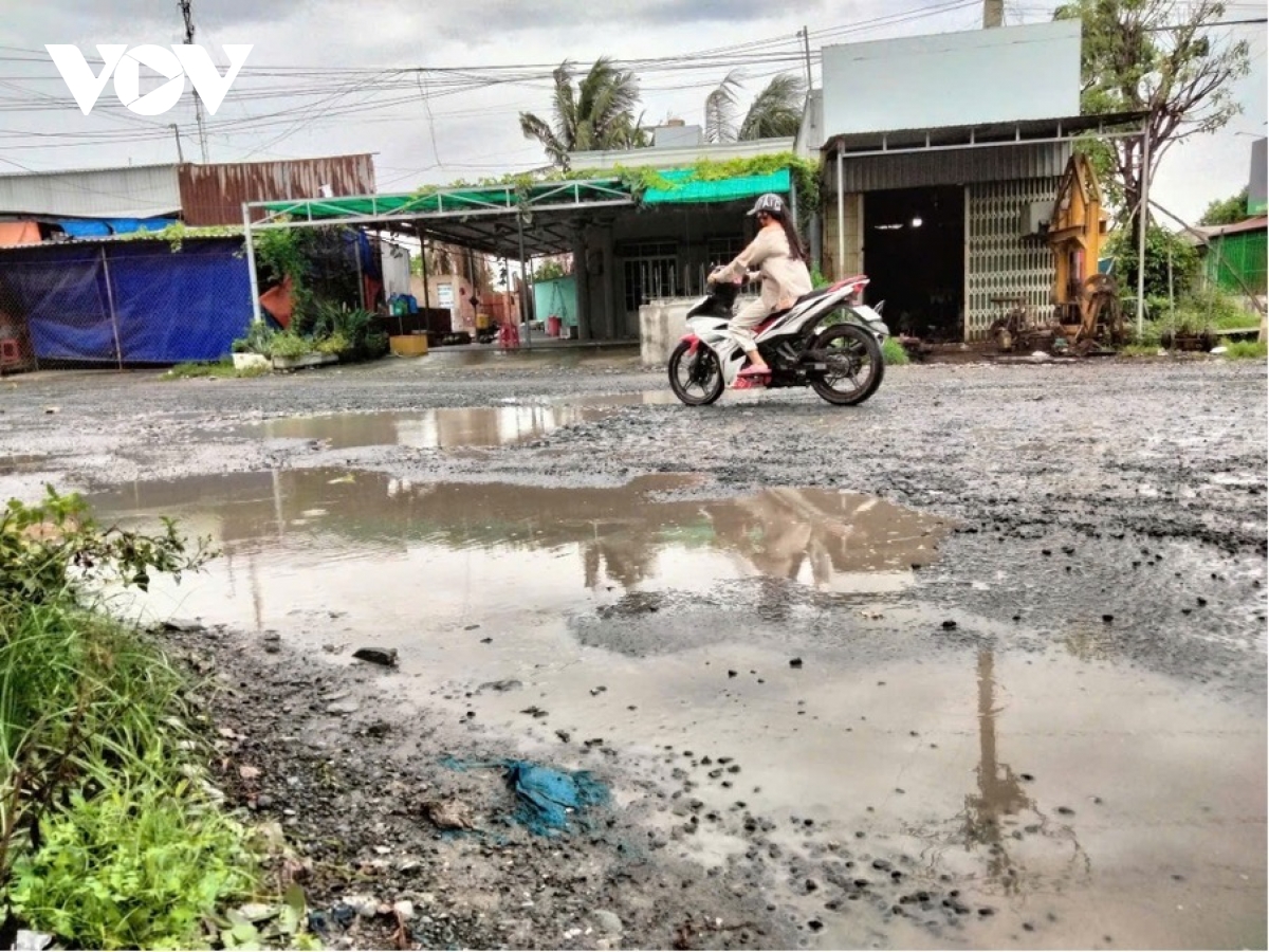 quốc lộ 53b xuống cấp nghiêm trọng, dân sống lay lắt trong bụi mù và sình lầy hình ảnh 2 quoc lo 53b xuong cap nghiem trong, dan song lay lat trong bui mu va sinh lay hinh anh 2