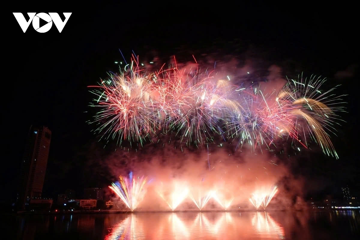 hosts da nang deliver stunning fireworks display at diff 2025 picture 12 hosts da nang deliver stunning fireworks display at diff 2025 picture 12