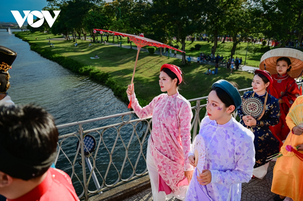 việt phong hội tụ cuộc diễu hành việt phục lớn nhất tại huế hình ảnh 13 viet phong hoi tu cuoc dieu hanh viet phuc lon nhat tai hue hinh anh 13