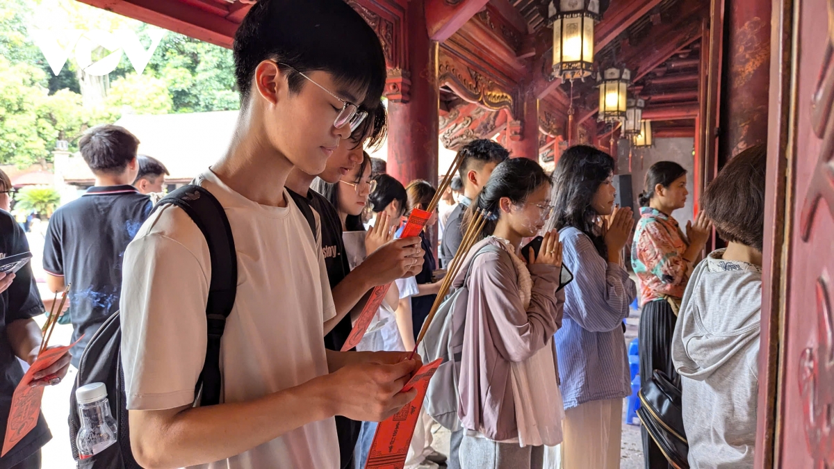 sỹ tử đổ về văn miếu cầu may trước kỳ thi quan trọng hình ảnh 15 sy tu do ve van mieu cau may truoc ky thi quan trong hinh anh 15