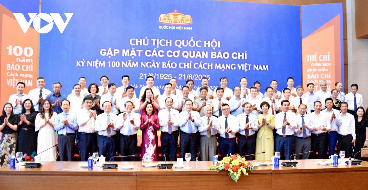 កាសែត​នាំ​រដ្ឋសភា​ទៅ​ជិត​រូប​ប្រធាន ៨
