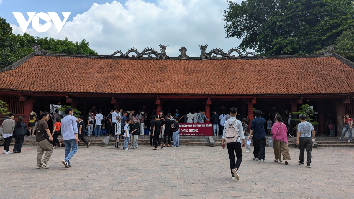 sỹ tử đổ về văn miếu cầu may trước kỳ thi quan trọng hình ảnh 1 sy tu do ve van mieu cau may truoc ky thi quan trong hinh anh 1