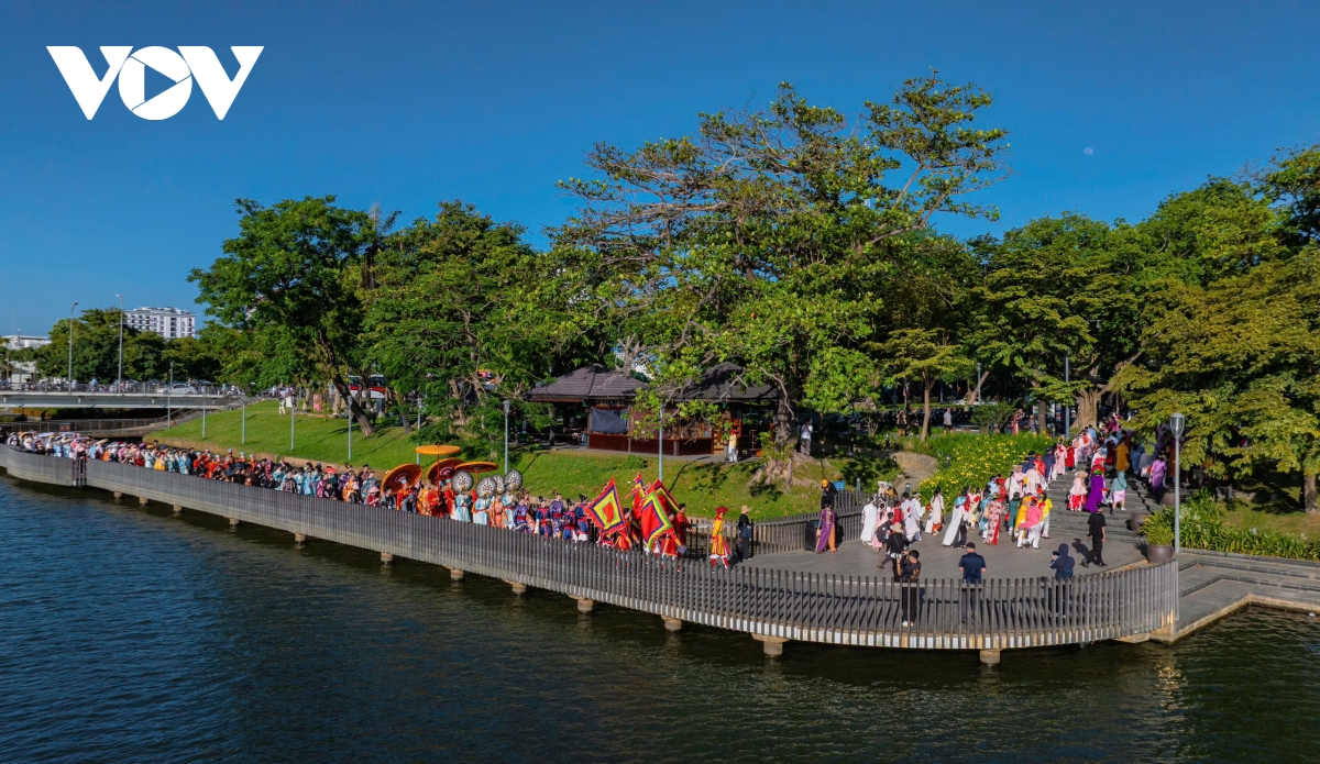 việt phong hội tụ cuộc diễu hành việt phục lớn nhất tại huế hình ảnh 1 viet phong hoi tu cuoc dieu hanh viet phuc lon nhat tai hue hinh anh 1