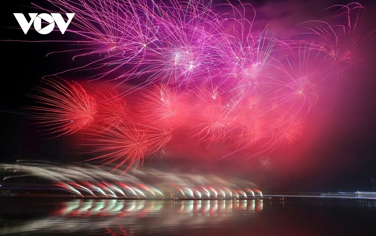 hosts da nang deliver stunning fireworks display at diff 2025 picture 2 hosts da nang deliver stunning fireworks display at diff 2025 picture 2