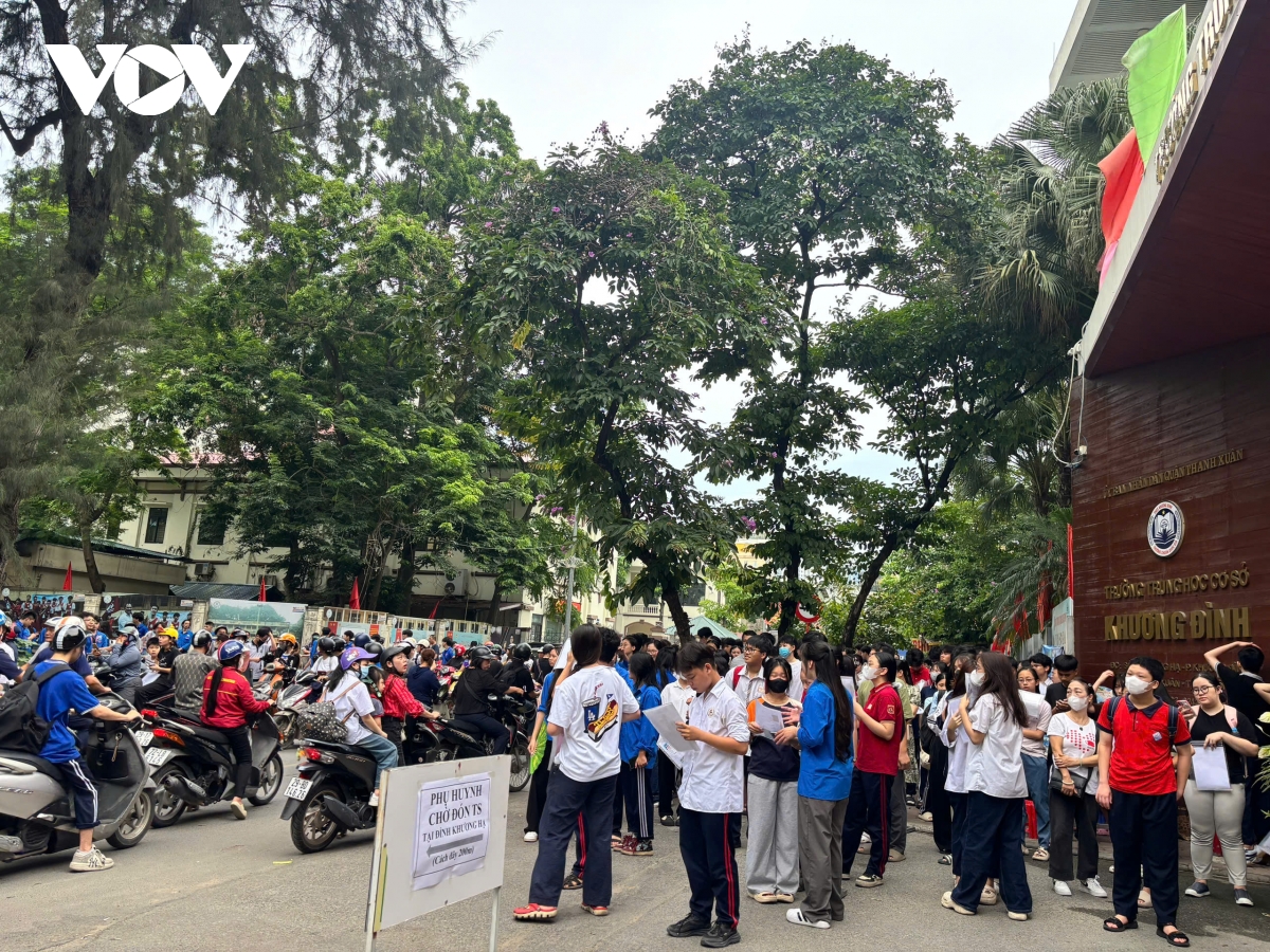 giao thông điểm thi thcs khương Đình, thanh xuân tắc nghẽn trước giờ làm thủ tục hình ảnh 2 giao thong diem thi thcs khuong Dinh, thanh xuan tac nghen truoc gio lam thu tuc hinh anh 2