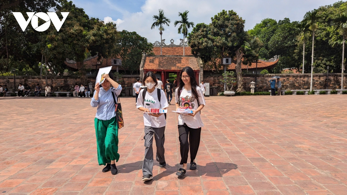sỹ tử đổ về văn miếu cầu may trước kỳ thi quan trọng hình ảnh 2 sy tu do ve van mieu cau may truoc ky thi quan trong hinh anh 2