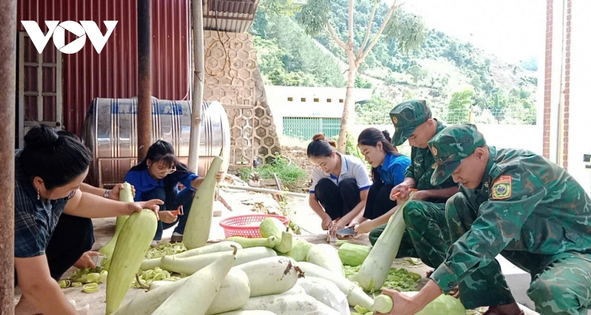 người lính biên phòng đồng hành cùng sĩ tử vùng cao biên giới sơn la hình ảnh 2 nguoi linh bien phong dong hanh cung si tu vung cao bien gioi son la hinh anh 2