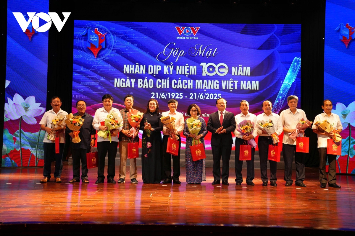 toàn cảnh buổi gặp mặt nhân kỷ niệm 100 năm ngày báo chí cách mạng việt nam tại vov hình ảnh 10 toan canh buoi gap mat nhan ky niem 100 nam ngay bao chi cach mang viet nam tai vov hinh anh 10