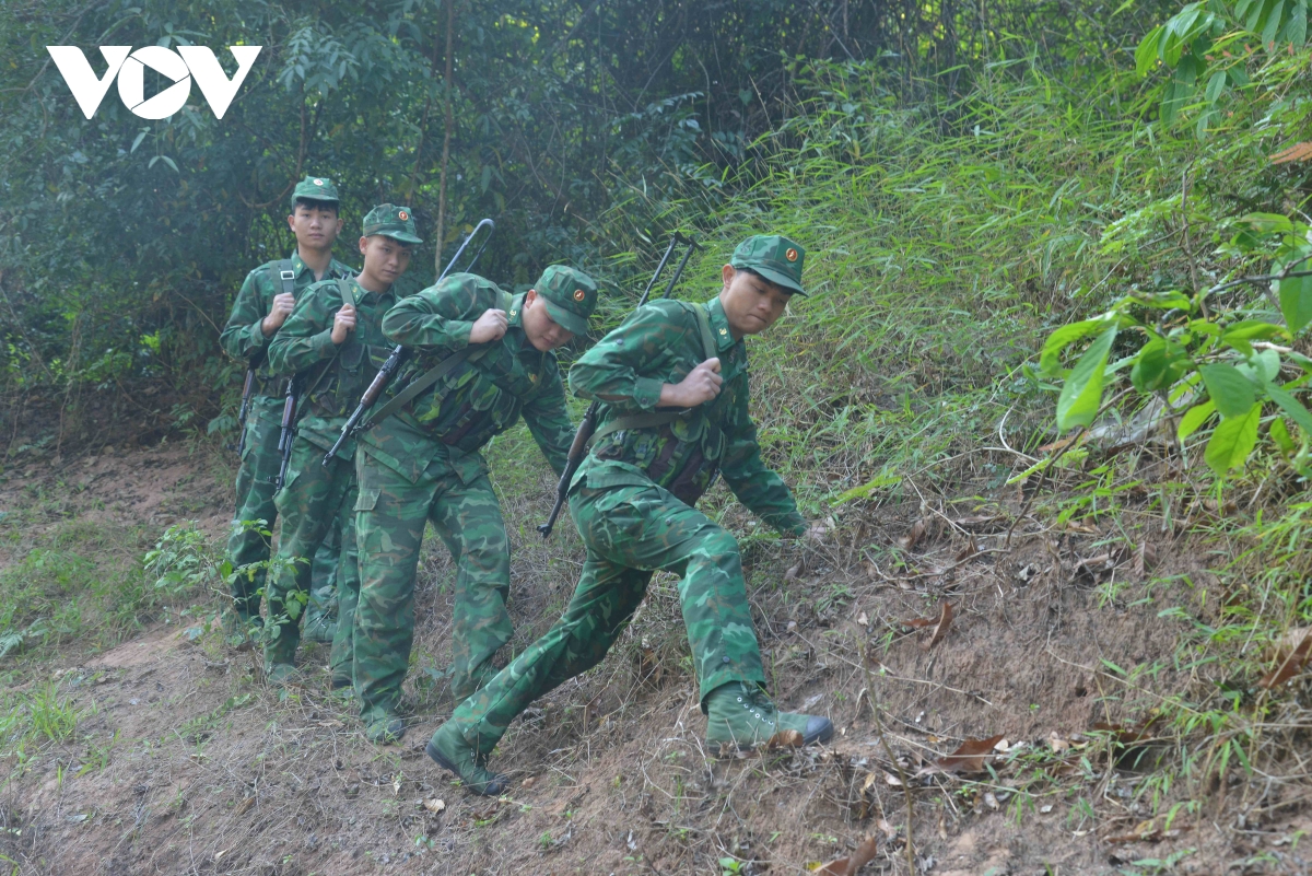 những nhà báo mang áo lính ở phố núi sơn la hình ảnh 3 nhung nha bao mang ao linh o pho nui son la hinh anh 3